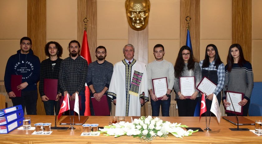 Anadolu Üniversitesi fakültelerine 1. olarak giren öğrenciler başarı belgelerini Rektör Gündoğan’dan aldı