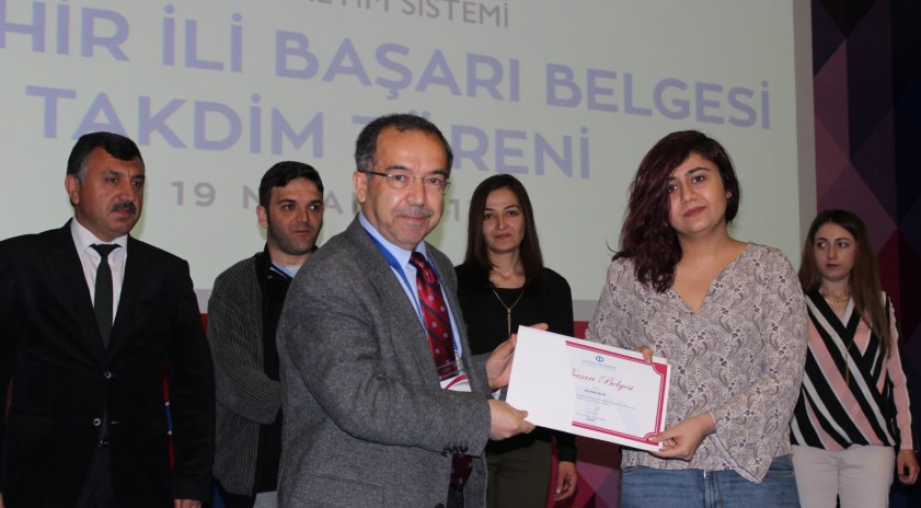 Anadolu Üniversitesi başarılı öğrencileriyle buluşmaya devam ediyor