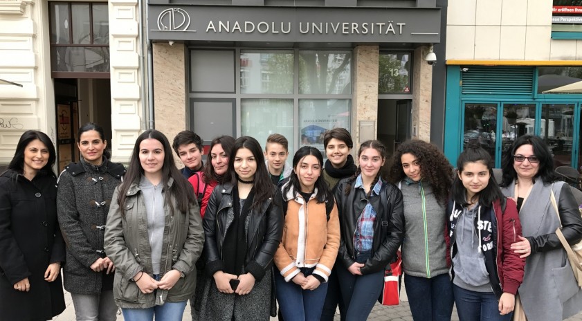 Türk öğrencilerden Anadolu Üniversitesi Batı Avrupa Bürosu’na ziyaret