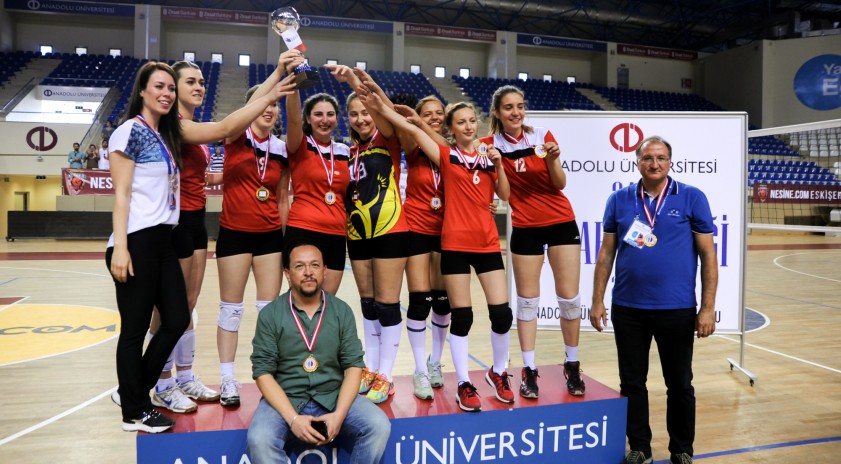 Kadın Voleybol Turnuvasının şampiyonu Edebiyat Fakültesi