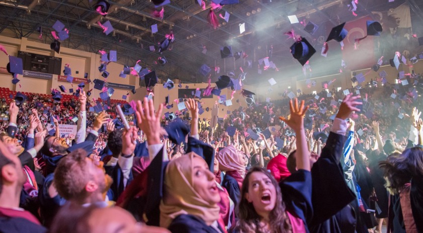 Anadolu Üniversitesi mezuniyet törenlerinin kapanışını Eğitim Fakültesi ile yaptı