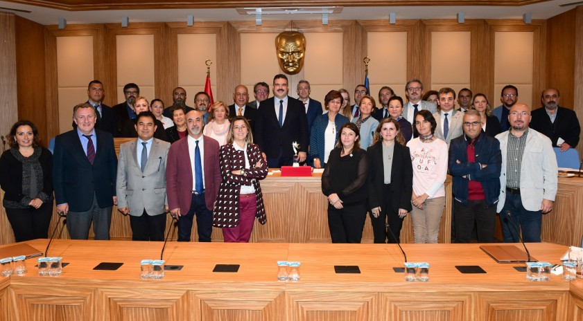 Rektörümüz Çomaklı, Bakan Varank’tan aldığı ödülü başarının asıl mimarlarına armağan etti