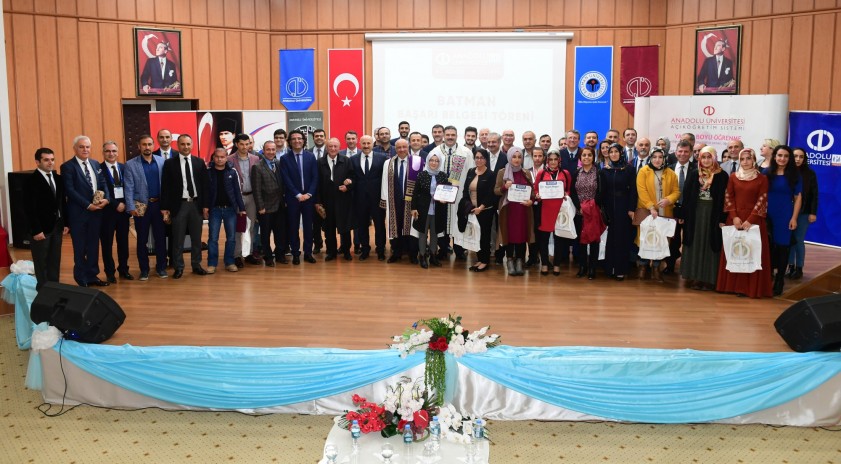 Rektörümüz Çomaklı, Açıköğretim birincilerine Batman’da başarı belgelerini takdim etti