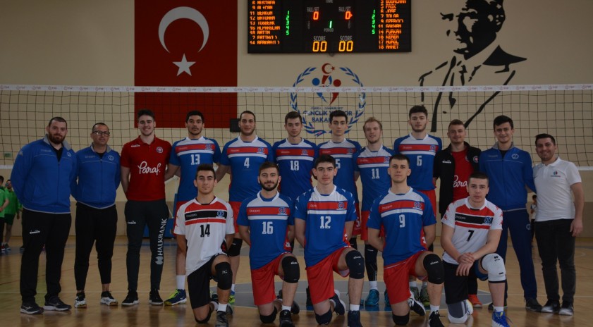 Voleybol erkek takımımız lideri geçemedi