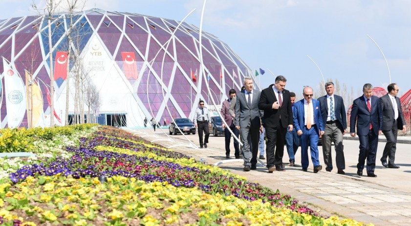 Vali Özdemir Çakacak ve Rektörümüz Prof. Dr. Şafak Ertan Çomaklı Nevruz Bayramı hazırlıklarını inceledi