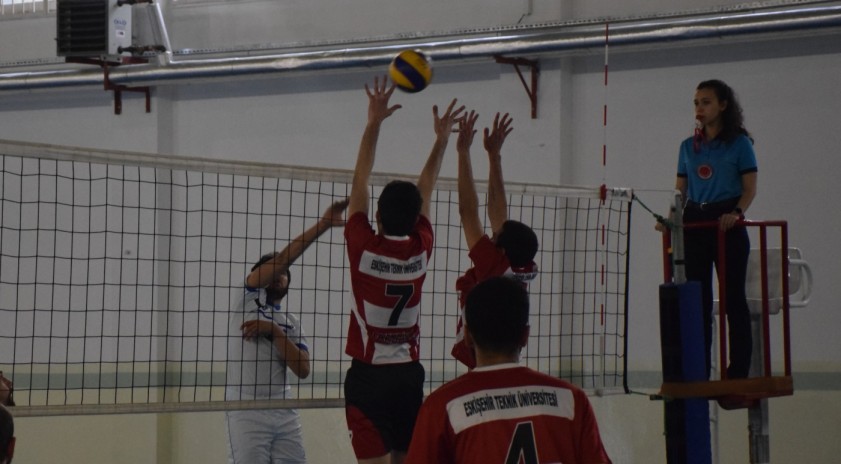 Voleybol erkeklerde maçlar başladı