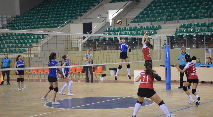 Voleybol kadınlarda finalistler belli oldu