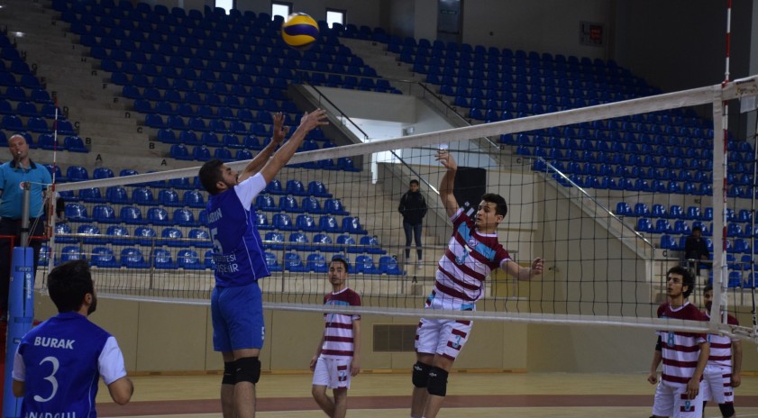 Erkekler voleybolda Eczacılık Fakültesi üçüncü oldu