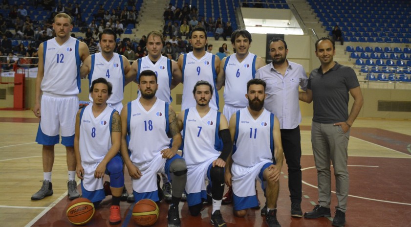 Erkekler basketbolda kupanın sahibi Açıköğretim