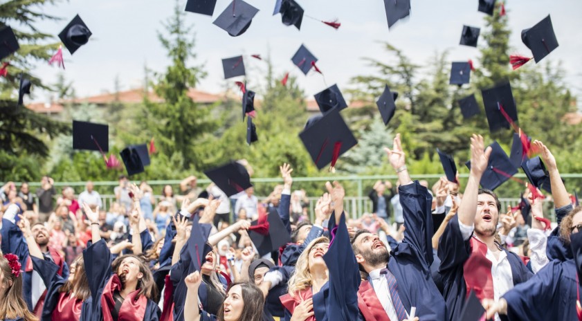 Anadolu Üniversitesi’nde mezuniyet coşkusu 