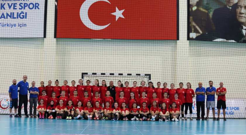 Üniversitemiz hentbol takımı antrenörü ve sporcuları milli takım kampında