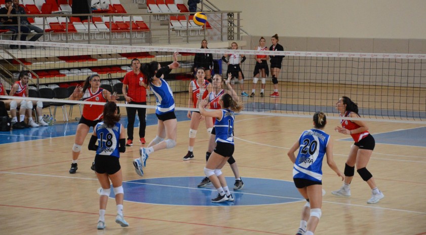 Anadolu Üniversitesi Kadın Voleybol Takımından üzücü mağlubiyet