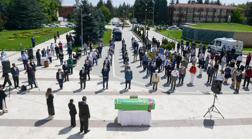 Anadolu Üniversitesi, eski Rektörü Prof. Dr. Akar Öcal’a veda etti 