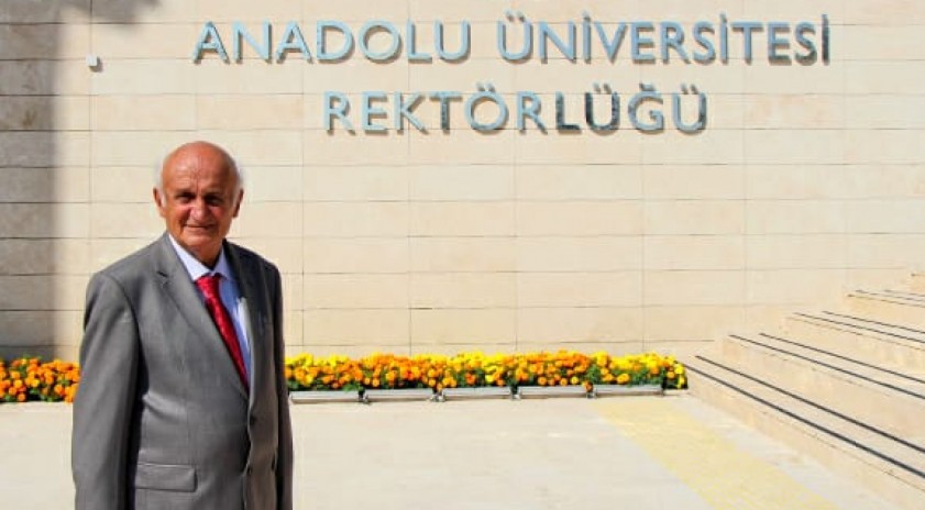 Rektör Erdal 78 yaşındaki mezununu tebrik etti