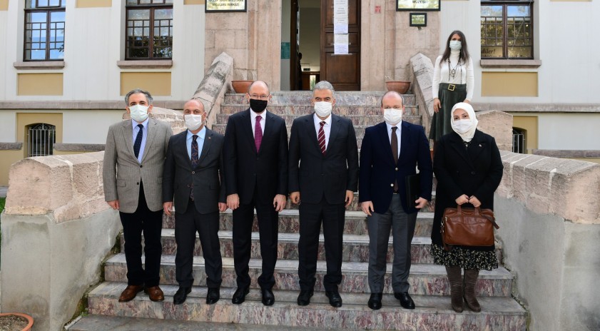 Vali Ayyıldız, Cumhuriyet Tarihi Müzesi’nde incelemelerde bulundu