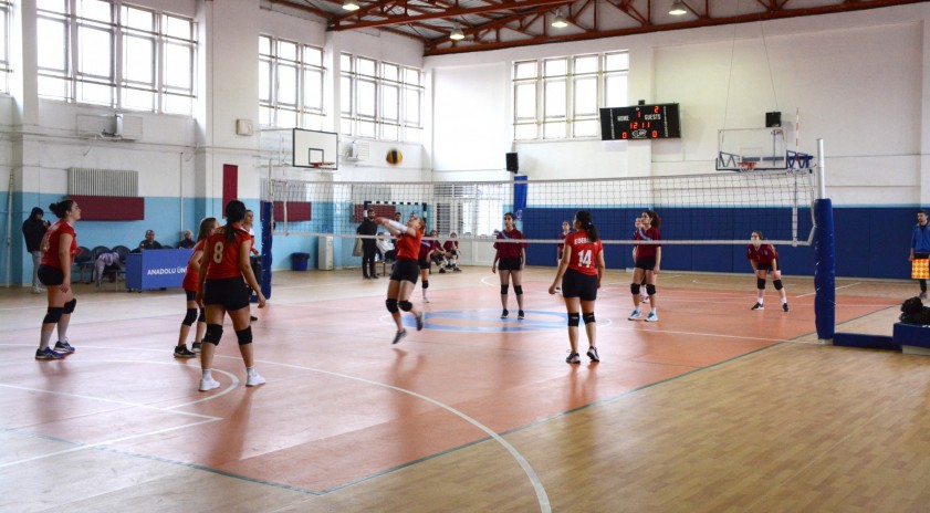 Voleybol turnuvasında yarı finalistler belli oldu