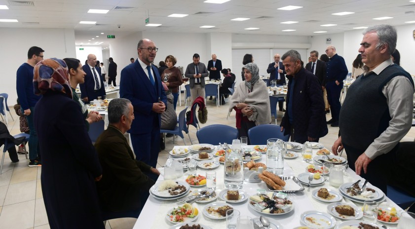 Rektör Erdal iftarda depremzede aileler ile bir araya geldi