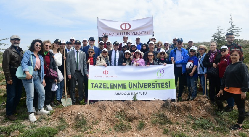 7'den 77'ye üç kuşak Anadolu Üniversiteli hatıra ormanına fidan dikti