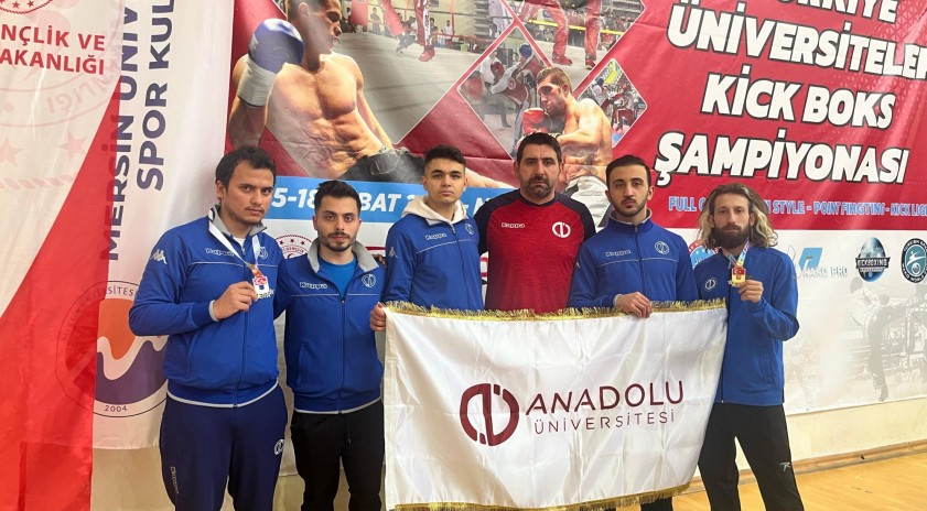 Kick Boks Erkek Takımı ringden madalya ile döndü