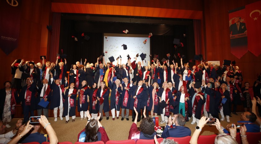 60+ Tazelenme Üniversitesi öğrencileri ilk mezunlarını uğurladı