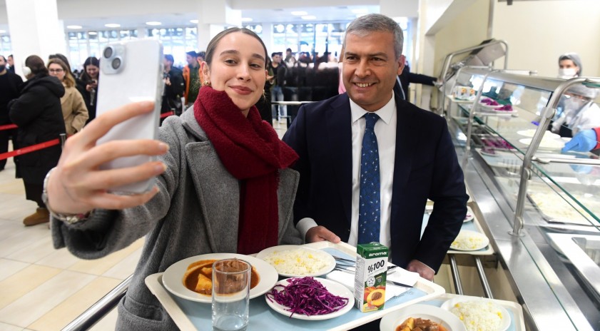 Rektörümüz Adıgüzel, yıllar sonra aynı yemekhanede öğrencilerle buluştu