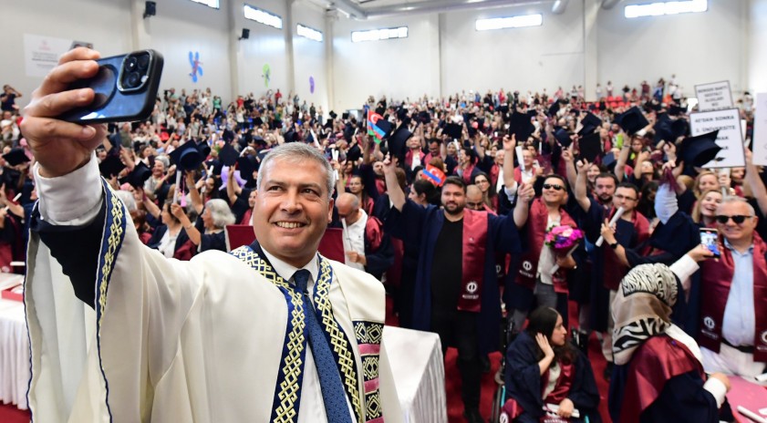 Anadolu Üniversitesi 7’den 77’ye mezunlarını uğurladı