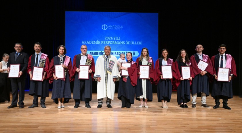 Anadolu Üniversitesinde Akademik Performans Ödülleri sahiplerini buldu