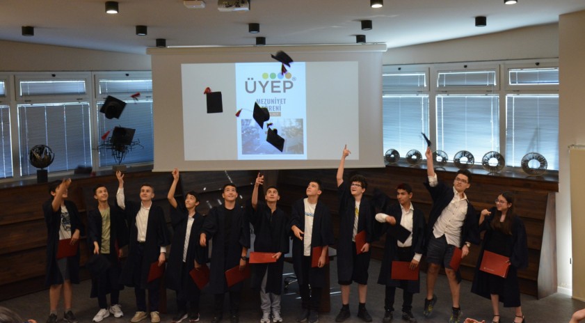 ÜYEP Mezunları Şener Şen Salonu’nda gerçekleştirilen törenle uğurlandı