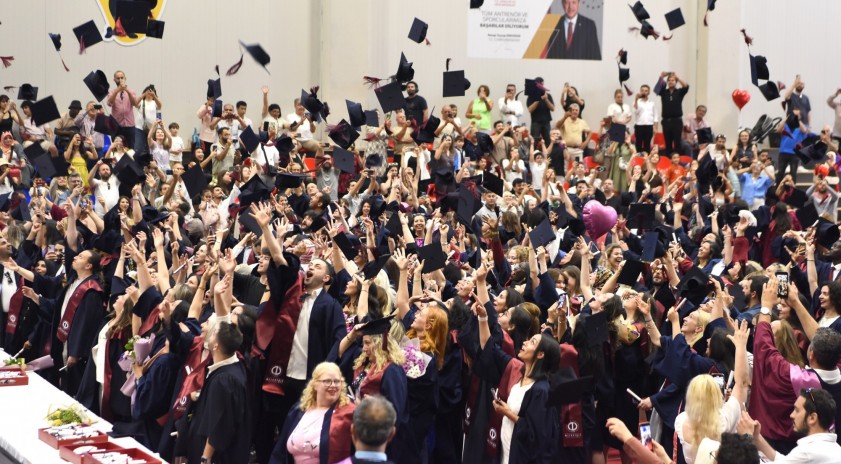 Anadolu Üniversitesi Mezuniyetleri, Lisansüstü Eğitim Enstitüsü ile sona erdi