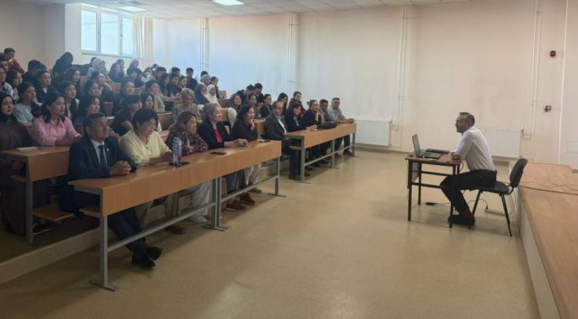 Doç. Dr. Güldemir, Kırgızistan-Türkiye Manas Üniversitesi’nde masterclass düzenledi