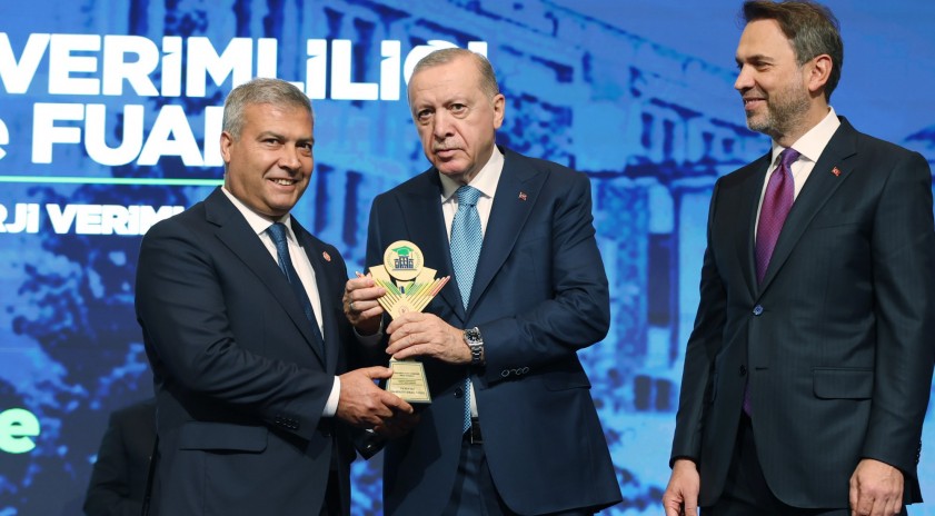 Rektör Adıgüzel “En Verimli Üniversite Binası” ödülünü Cumhurbaşkanı Erdoğan’dan aldı