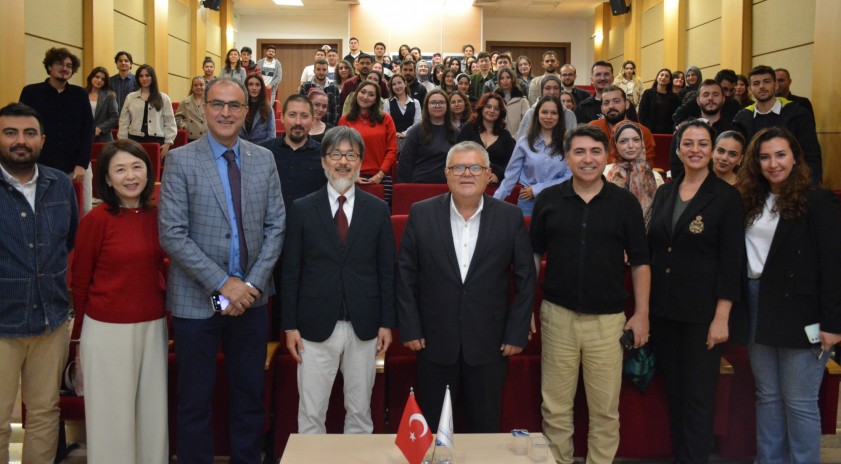 Edebiyat Fakültesinde “İngilizce Öğrenici Sözlükleri: Tek Dilli Gelenekler ve Japon İki Dilliliğinin Etkileri” konferansı gerçekleştirildi