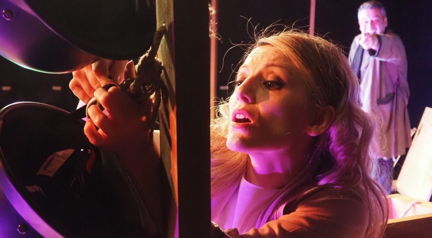 “İki Kişilik Hezeyan” tiyatroseverlerle buluştu  