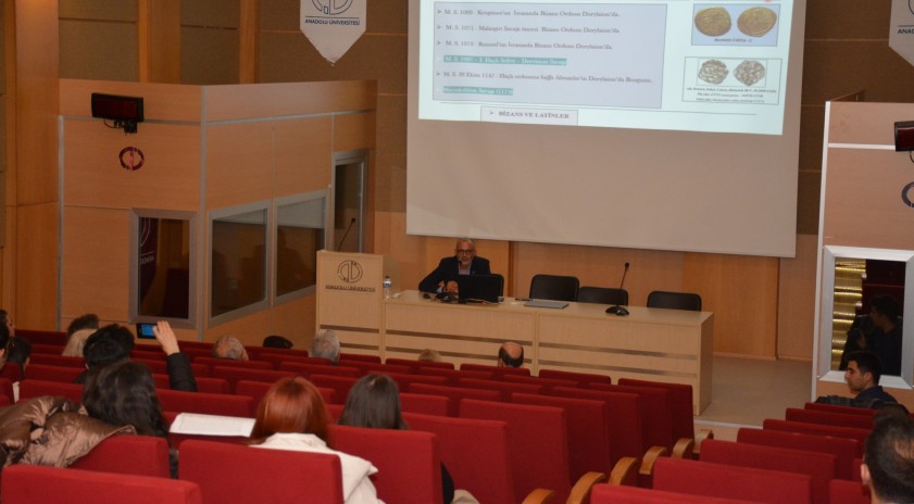 Edebiyat Fak&uuml;ltesi&rsquo;nde Karacahisar Kalesi &Ouml;rneğinde Arkeoloji ve Tarih Bağlamı semineri d&uuml;zenlendi