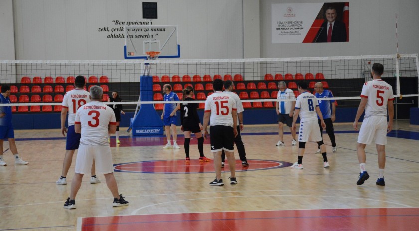 Personel Karma Voleybol Turnuvası ilk ma&ccedil;larla başladı