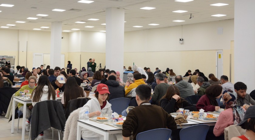Anadolu &Uuml;niversitesi &ouml;ğrencileri Kadir Gecesi&rsquo;nde iftar sofrasında buluştu