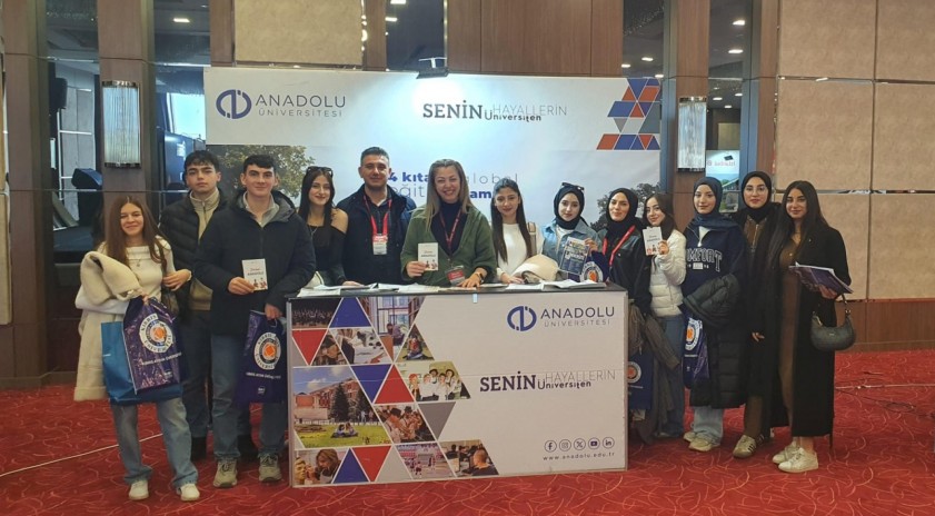 Anadolu &Uuml;niversitesi &ouml;ğrencilerle buluşmaya devam ediyor