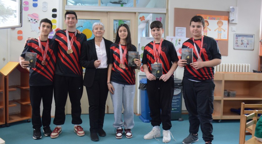 İ&Ccedil;EM &ouml;ğrencilerden T&uuml;rkiye Badminton Şampiyonasında 9 madalya