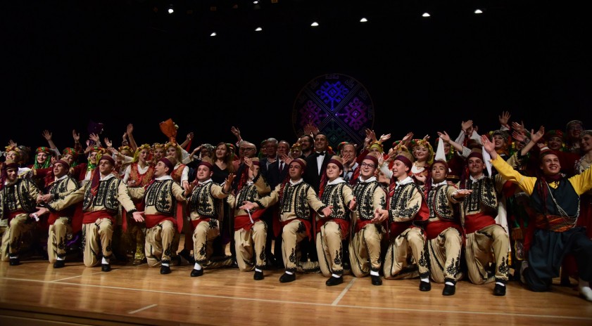 Halk Dansları Topluluğu sahnede folklor ş&ouml;leni sundu