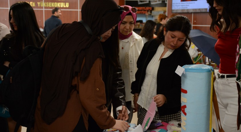 &Ccedil;ocuk Gelişimi &ouml;ğrencileri &uuml;retimlerini sergiyle ta&ccedil;landırdı