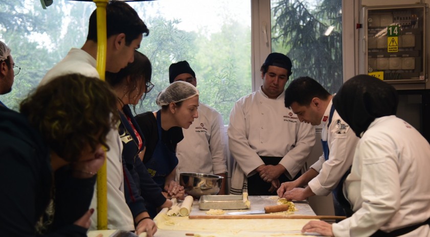 Geleceğin şefleri işin sırrını ustasından &ouml;ğrendi: Anadolu &Uuml;niversitesinde &ldquo;Baklava Workshop&rdquo;u