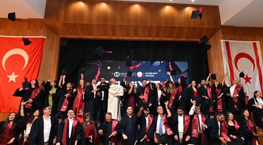 Anadolu &Uuml;niversitesi KKTC mezunları kep attı