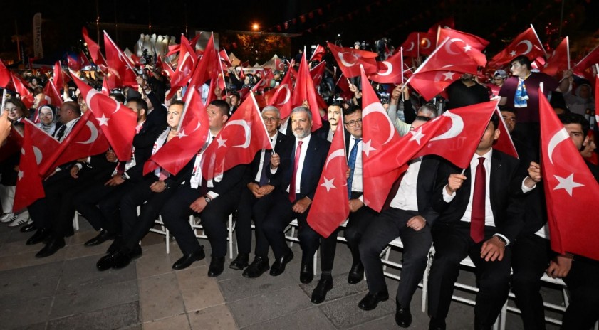 Rekt&ouml;r Adıg&uuml;zel, 15 Temmuz Demokrasi ve Mill&icirc; Birlik G&uuml;n&uuml; programına katıldı