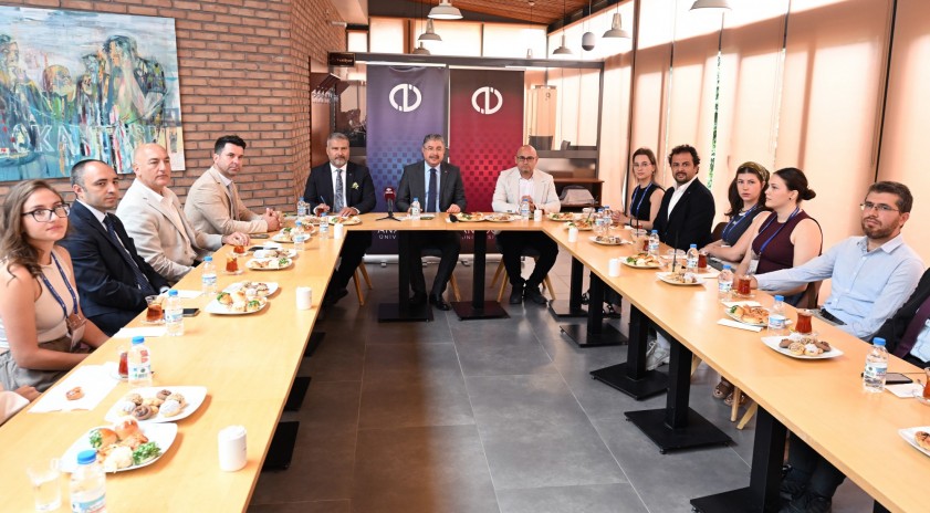 Vali Yılmaz uluslararası &ouml;ğrencilerle buluştu